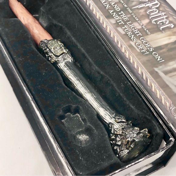 Harry Potter’s Wand That Lights Up 14 Inches long - Picture 7 of 16